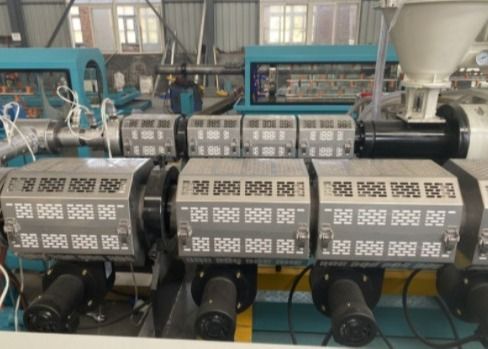 63mmの120-220kg/hガス供給単一ねじPEの管の押出機機械