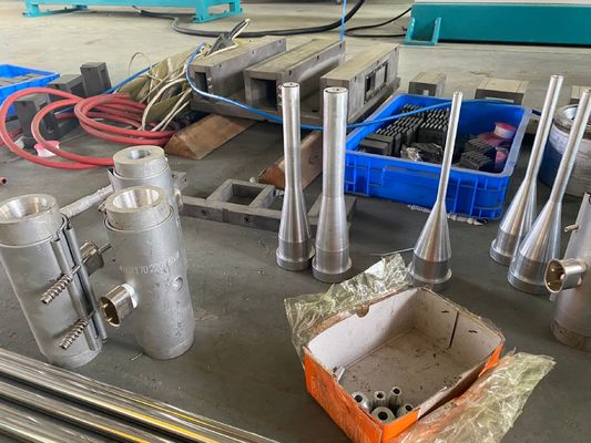 機械に円錐二重ねじ押出機をする120kg/hポリ塩化ビニールの管