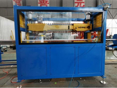 機械PEに赤い通るホースの放出ラインを作るPEケーブル ワイヤー水路
