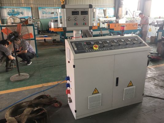 給水の管のための機械を作るポリ塩化ビニールの管はポリ塩化ビニールの管の放出ラインを流出させる