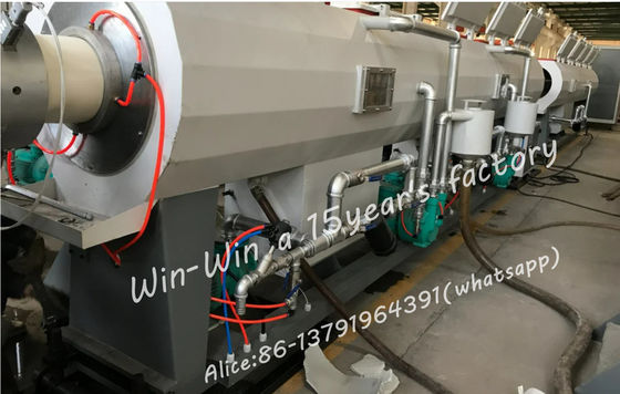 自動プラスチック ポリ塩化ビニール UPVC 水電気ポリ塩化ビニールの管の放出ライン PLC 制御