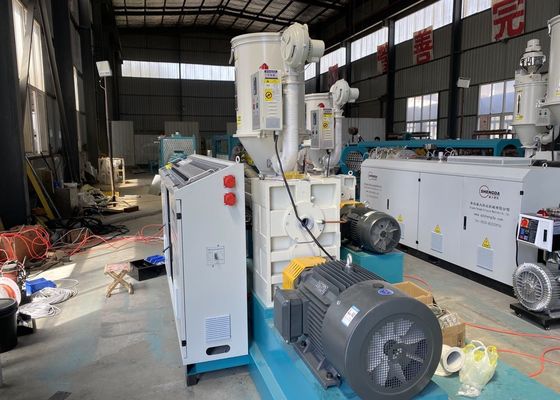 二重ねじプラスチック ポリ塩化ビニールの管の押出機の放出機械生産ライン